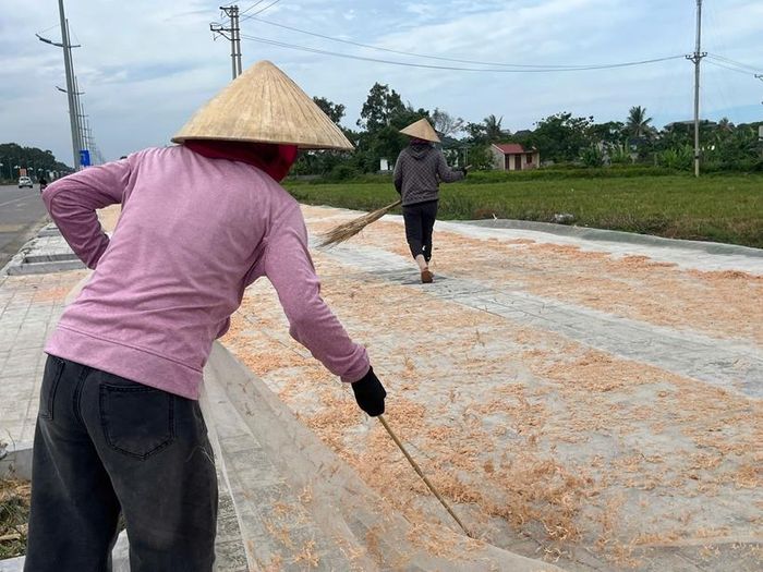 Mỗi mùa moi không chỉ mang lại thu nhập mà còn lưu giữ nhịp sống truyền thống của làng chài ven biển.