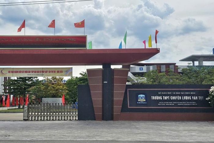  Điểm thi đấu môn bóng bàn tại trường THPT Lương Văn Tụy chuẩn bị cho các vận động viên.