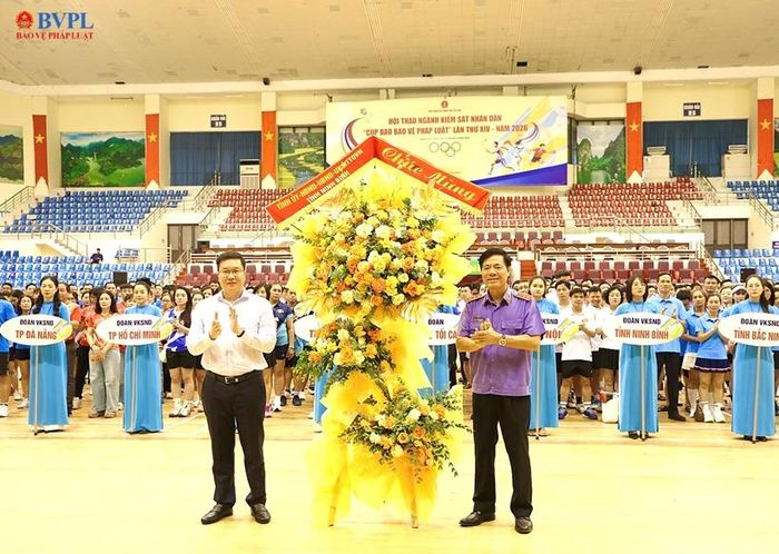  Đồng chí Trần Đăng Quỳnh, Ủy viên dự khuyết Ban Chấp hành Trung ương Đảng, Phó Bí thư Thường trực Tỉnh ủy Ninh Bình tặng hoa chúc mừng Hội thao.