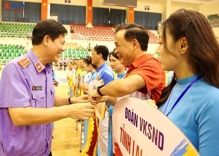  Đồng chí Phó Viện trưởng VKSND tối cao Nguyễn Quang Dũng tặng Cờ lưu niệm cho các đoàn vận động viên tham dự Hội thao.