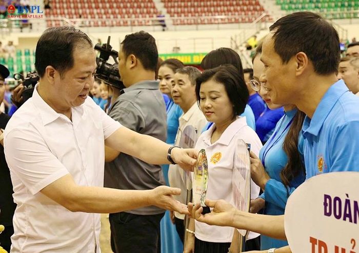  Đồng chí Trần Hải Quân, Ủy viên Ban Thường vụ Đảng ủy, Phó Viện trưởng VKSND tối cao, Trưởng Ban chỉ đạo công tác tuyên truyền ngành KSND tặng Cờ lưu niệm và Kỷ niệm chương cho các đoàn vận động viên tham dự Hội thao. 