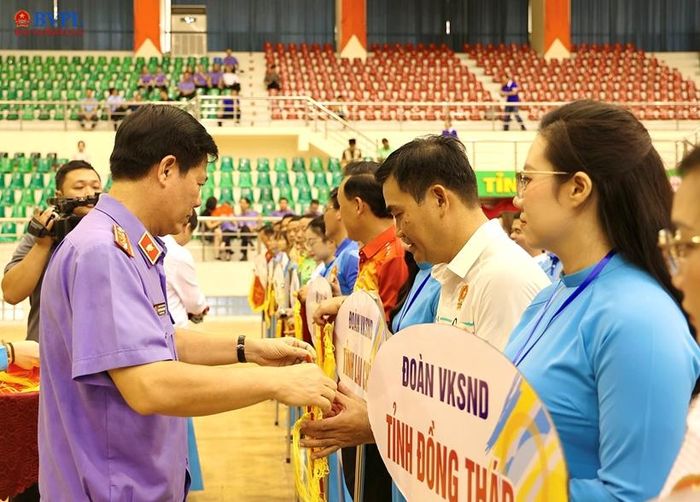  Đồng chí Phó Viện trưởng VKSND tối cao Nguyễn Quang Dũng tặng Cờ lưu niệm và Kỷ niệm chương cho các đoàn vận động viên tham dự Hội thao.