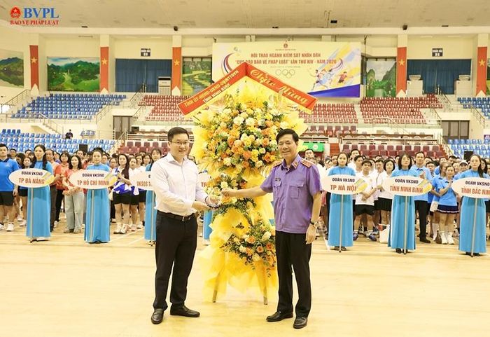  Đồng chí Nguyễn Quang Dũng, Ủy viên Ban Thường vụ Đảng ủy, Phó Viện trưởng VKSND tối cao, Chủ tịch Hội đồng Văn hóa - Thể thao ngành KSND trao Kỷ niệm chương tặng lãnh đạo tỉnh Ninh Bình (đồng chí Trần Đăng Quỳnh, Ủy viên dự khuyết Ban Chấp hành Trung ương Đảng, Phó Bí thư Thường trực Tỉnh ủy Ninh Bình nhận Kỷ niệm chương).