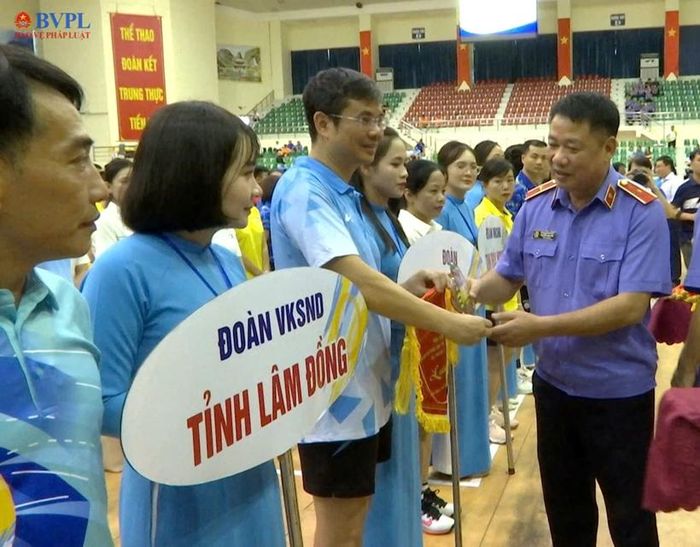  Đồng chí Nguyễn Văn Viện, Viện trưởng VKSND tỉnh Ninh Bình, Phó trưởng Ban tổ chức Hội thao tặng Cờ lưu niệm và Kỷ niệm chương cho các đoàn vận động viên tham dự Hội thao.