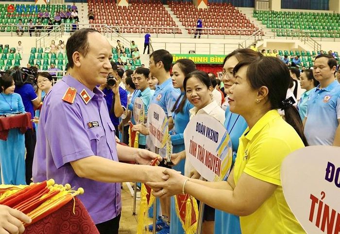  Đồng chí Nguyễn Văn Thắng, Ủy viên Ban Chấp hành Đảng bộ VKSND tối cao, Tổng Biên tập Báo Bảo vệ pháp luật, Trưởng Ban tổ chức Hội thao tặng Cờ lưu niệm và Kỷ niệm chương cho các đoàn vận động viên tham dự Hội thao. 