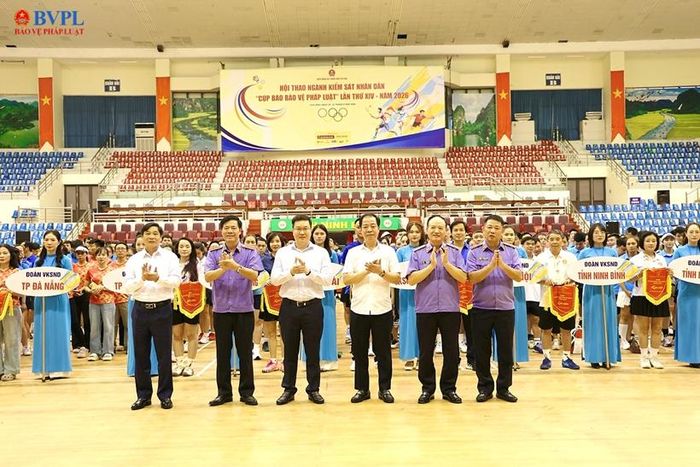  Các đồng chí lãnh đạo VKSND tối cao và lãnh đạo tỉnh Ninh Bình tại Lễ khai mạc Hội thao.