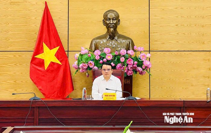Đồng chí Phùng Thành Vinh - Ủy viên Ban Chấp hành Đảng bộ tỉnh, Phó Chủ tịch UBND tỉnh chủ trì tại điểm cầu Nghệ An. Ảnh: Dương Cầm