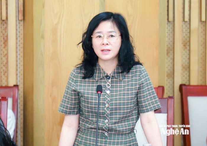 Đồng chí Lê Thị Hoài Chung - Ủy viên Ban Chấp hành Đảng bộ tỉnh, Giám đốc Sở Y tế phát biểu tại phiên họp. Ảnh: Thành Duy