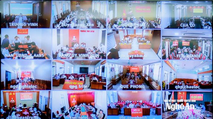 Lãnh đạo các xã, phường dự họp theo hình thức trực tuyến. Ảnh: Thành Duy