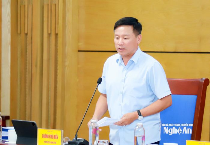 Đồng chí Hoàng Phú Hiền - Ủy viên Ban Chấp hành Đảng bộ tỉnh, Phó Chủ tịch UBND tỉnh phát biểu tại phiên họp. Ảnh: Thành Duy