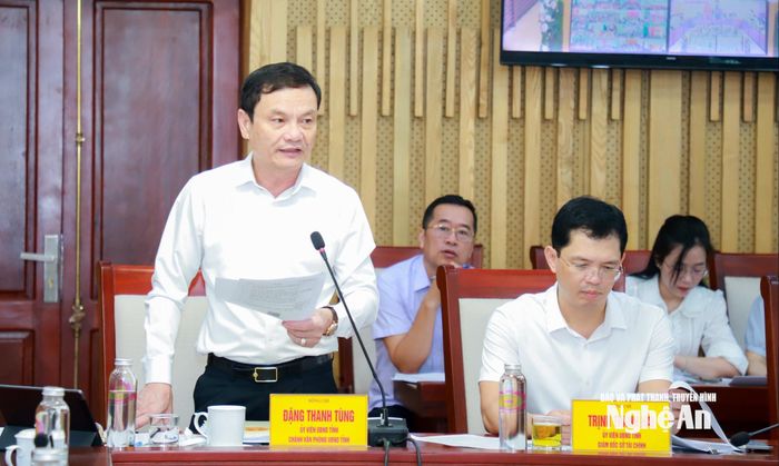 Đồng chí Đặng Thanh Tùng - Ủy viên Ban Chấp hành Đảng bộ tỉnh, Chánh Văn phòng UBND tỉnh phát biểu tại phiên họp. Ảnh: Thành Duy