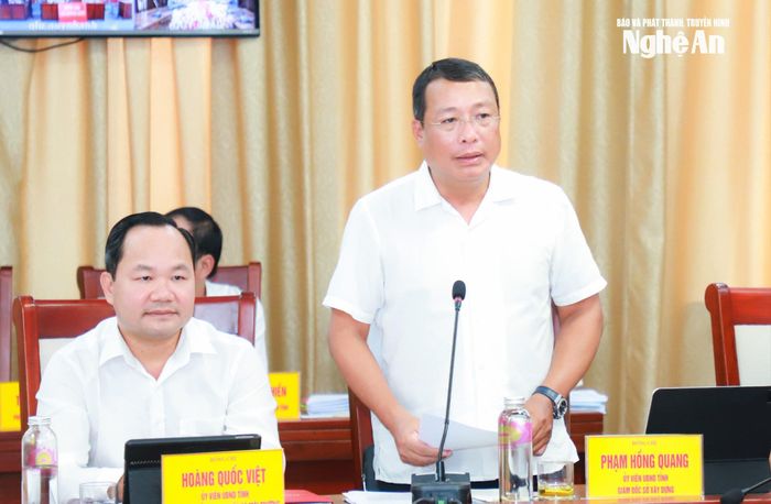 Đồng chí Phạm Hồng Quang - Ủy viên Ban Thường vụ Tỉnh ủy, Giám đốc Sở Xây dựng phát biểu tại phiên họp. Ảnh: Thành Duy