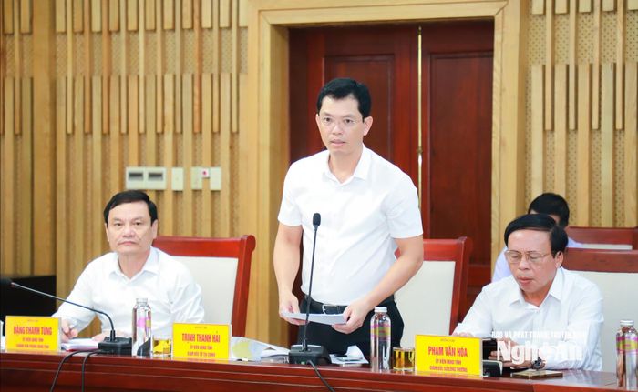 Đồng chí Trịnh Thanh Hải - Ủy viên Ban Chấp hành Đảng bộ tỉnh, Giám đốc Sở Tài chính trình bày báo cáo tình hình kinh tế - xã hội 6 tháng đầu năm, nhiệm vụ và giải pháp trọng tâm 6 tháng cuối năm 2026. Ảnh: Thành Duy