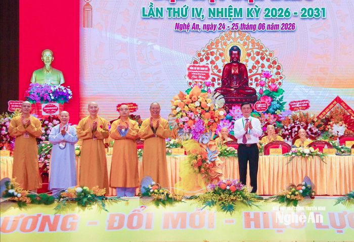 Đồng chí Thái Thanh Quý – Ủy viên Ban Chấp hành Trung ương Đảng, Phó Trưởng ban Thường trực Ban Chính sách, Chiến lược Trung ương tặng hoa chúc mừng đại hội. Ảnh: Mai Hoa