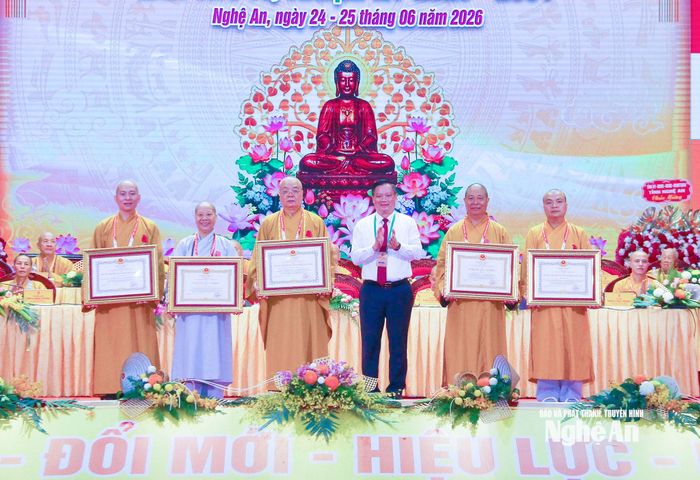 Thừa ủy quyền Chủ tịch nước, đồng chí Nguyễn Khắc Thận – Ủy viên Ban Chấp hành Trung ương Đảng, Bí thư Tỉnh ủy, Trưởng đoàn Đại biểu Quốc hội tỉnh trao Huân chương Lao động hạng Ba và Huân chương Đại đoàn kết cho 5 cá nhân có nhiều thành tích xuất sắc trong hoạt động Phật sự. Ảnh: Mai Hoa