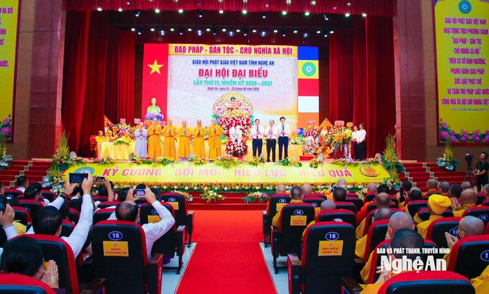 Lãnh đạo Tỉnh ủy, UBND tỉnh, Ủy ban MTTQ Việt Nam tỉnh Nghệ An tặng hoa chúc mừng đại hội. Ảnh: Mai Hoa