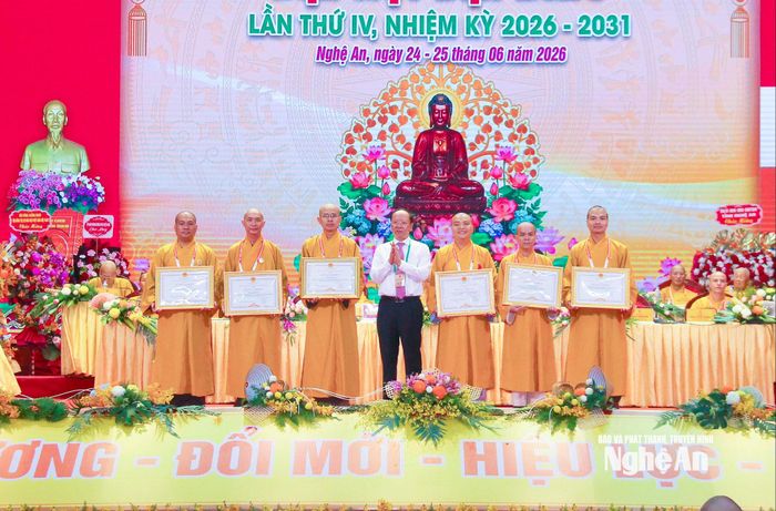 Đồng chí Bùi Thanh An - Ủy viên Ban Thường vụ Tỉnh ủy, Phó Chủ tịch Thường trực UBND tỉnh tặng Bằng khen của UBND tỉnh cho các cá nhân có nhiều thành tích xuất sắc trong hoạt động Phật sự. Ảnh: Mai Hoa