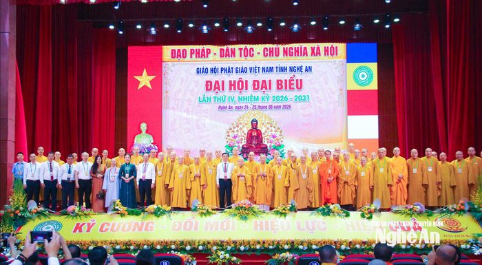 Đại biểu các ban, ngành Trung ương và tỉnh Nghệ An chụp ảnh lưu niệm cùng Ban Trị sự Giáo hội Phật giáo Việt Nam tỉnh Nghệ An nhiệm kỳ 2026 – 2031. Ảnh: Mai Hoa