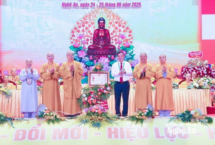 Thừa ủy quyền Chủ tịch nước, đồng chí Nguyễn Khắc Thận – Ủy viên Ban Chấp hành Trung ương Đảng, Bí thư Tỉnh ủy, Trưởng đoàn Đại biểu Quốc hội tỉnh trao Huân chương Lao động hạng Ba cho Ban trị sự Giáo hội Phật giáo Việt Nam tỉnh Nghệ An. Ảnh: Mai Hoa