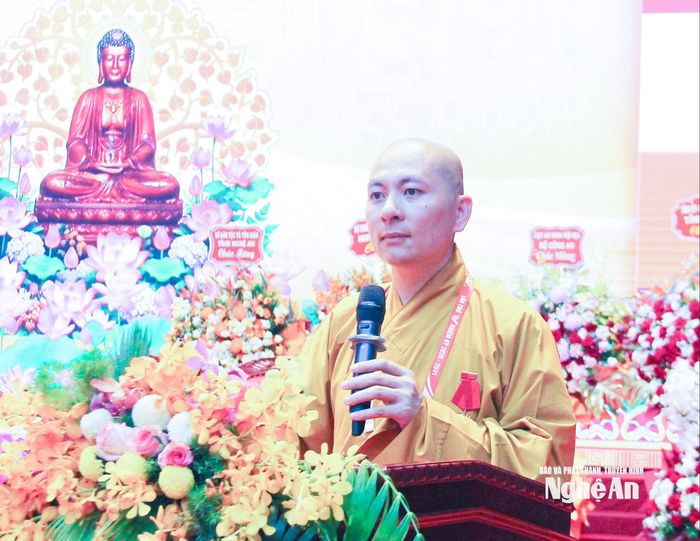 Đại đức Thích Tâm Thành - Phó Ban Trị sự Giáo hội Phật giáo Việt Nam tỉnh Nghệ An báo cáo kết quả hoạt động Phật sự nhiệm kỳ 2022 - 2026. Ảnh: Mai Hoa