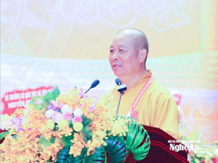 Hòa thượng Thích Thọ Lạc - Trưởng ban Trị sự Giáo hội Phật giáo Việt Nam tỉnh Nghệ An điều hành đại hội. Ảnh: Mai Hoa