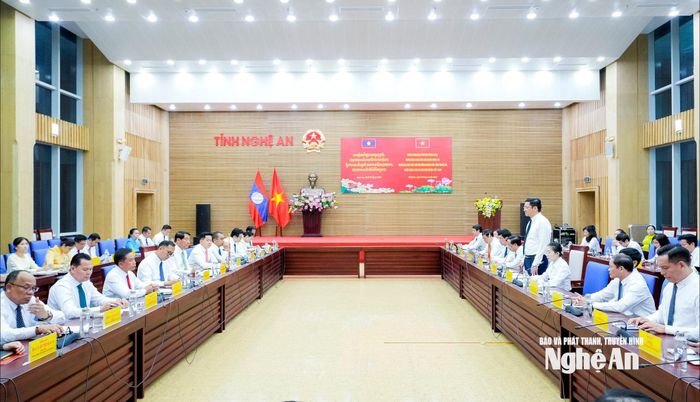 HĐND tỉnh Nghệ An và HĐND Thủ đô Viêng Chăn trao đổi, chia sẻ kinh nghiệm và thống nhất các nội dung hợp tác. Ảnh: Phạm Bằng