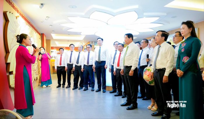 Đoàn lãnh đạo Thủ đô Viêng Chăn (Lào) tham quan phòng trưng bày bổ sung về Quảng trường Hồ Chí Minh. Ảnh: Phạm Bằng