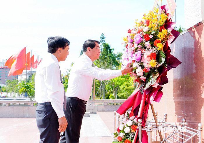 Đồng chí Athsaphangthong Siphandone - Ủy viên Trung ương Đảng, Bí thư Thành ủy, Chủ tịch HĐND Thủ đô Viêng Chăn và đồng chí Nguyễn Như Khôi - Ủy viên Ban Chấp hành Đảng bộ tỉnh, Phó Chủ tịch HĐND tỉnh Nghệ An dâng hoa, tưởng niệm trước Tượng đài Bác Hồ tại Quảng trường Hồ Chí Minh. Ảnh: Phạm Bằng