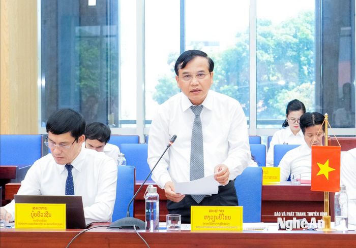 Phó Chủ tịch HĐND tỉnh Nghệ An Nguyễn Như Khôi trao đổi, chia sẻ những kinh nghiệm trong hoạt động của HĐND tỉnh. Ảnh: Phạm Bằng