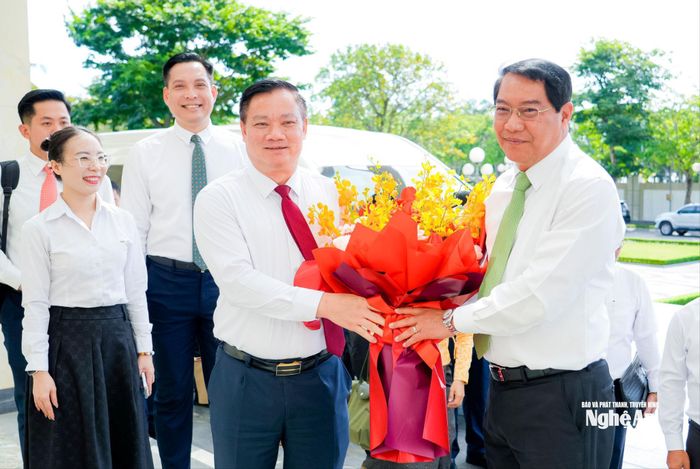 Đồng chí Nguyễn Khắc Thận - Ủy viên Trung ương Đảng, Bí thư Tỉnh ủy, Trưởng đoàn ĐBQH tỉnh Nghệ An tặng hoa, chào đón đồng chí Athsaphangthong Siphandone - Ủy viên Trung ương Đảng, Bí thư Thành ủy, Chủ tịch HĐND Thủ đô Viêng Chăn. Ảnh: Phạm Bằng