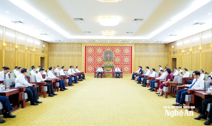 Bí thư Tỉnh ủy, Trưởng đoàn ĐBQH tỉnh Nghệ An Nguyễn Khắc Thận tiếp Bí thư Thành ủy, Chủ tịch HĐND Thủ đô Viêng Chăn Athsaphangthong Siphandone. Ảnh: Phạm Bằng