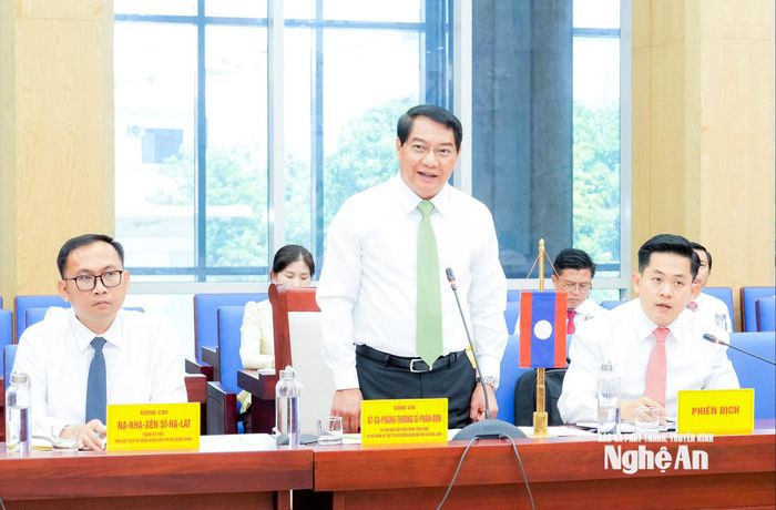 Bí thư Thành ủy, Chủ tịch HĐND Thủ đô Viêng Chăn Athsaphangthong Siphandone phát biểu tại buổi làm việc. Ảnh: Phạm Bằng