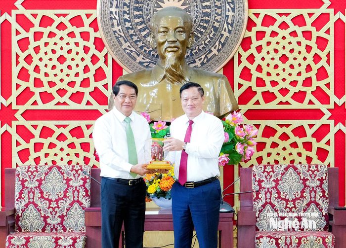 Bí thư Thành ủy, Chủ tịch HĐND Thủ đô Viêng Chăn Athsaphangthong Siphandone tặng quà lưu niệm đến Bí thư Tỉnh ủy, Trưởng đoàn ĐBQH tỉnh Nghệ An Nguyễn Khắc Thận. Ảnh: Phạm Bằng