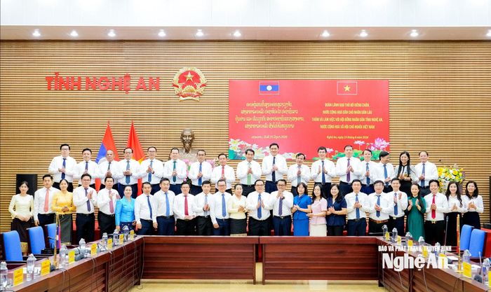 Đoàn đại biểu HĐND tỉnh Nghệ An và HĐND Thủ đô Viêng Chăn tại buổi làm việc. Ảnh: Phạm Bằng