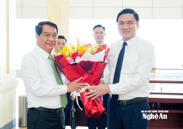 Đồng chí Hoàng Nghĩa Hiếu - Phó Bí thư Thường trực Tỉnh ủy, Chủ tịch HĐND tỉnh Nghệ An tặng hoa, chào đón đón đồng chí Athsaphangthong Siphandone - Ủy viên Trung ương Đảng, Bí thư Thành ủy, Chủ tịch HĐND Thủ đô Viêng Chăn. Ảnh: Phạm Bằng