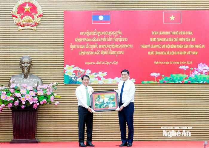 Phó Bí thư Thường trực Tỉnh ủy, Chủ tịch HĐND tỉnh Nghệ An Hoàng Nghĩa Hiếu tặng quà lưu niệm đến Bí thư Thành ủy, Chủ tịch HĐND Thủ đô Viêng Chăn Athsaphangthong Siphandone. Ảnh: Phạm Bằng