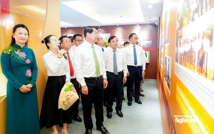 Đoàn lãnh đạo Thủ đô Viêng Chăn (Lào) tham quan phòng trưng bày bổ sung về Quảng trường Hồ Chí Minh. Ảnh: Phạm Bằng