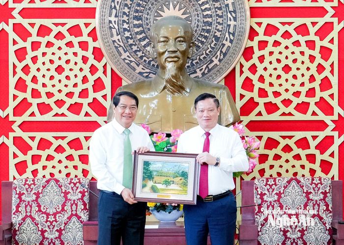 Bí thư Tỉnh ủy, Trưởng đoàn ĐBQH tỉnh Nghệ An Nguyễn Khắc Thận tặng quà lưu niệm đến Bí thư Thành ủy, Chủ tịch HĐND Thủ đô Viêng Chăn Athsaphangthong Siphandone. Ảnh: Phạm Bằng