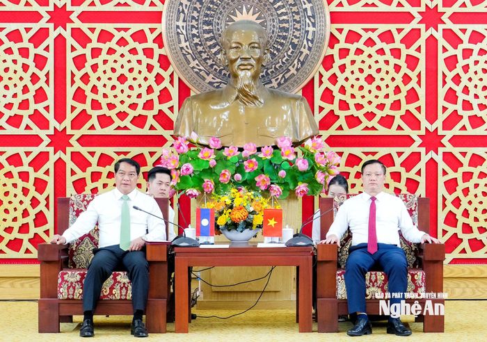 Bí thư Thành ủy, Chủ tịch HĐND Thủ đô Viêng Chăn Athsaphangthong Siphandone phát biểu tại buổi tiếp. Ảnh: Phạm Bằng
