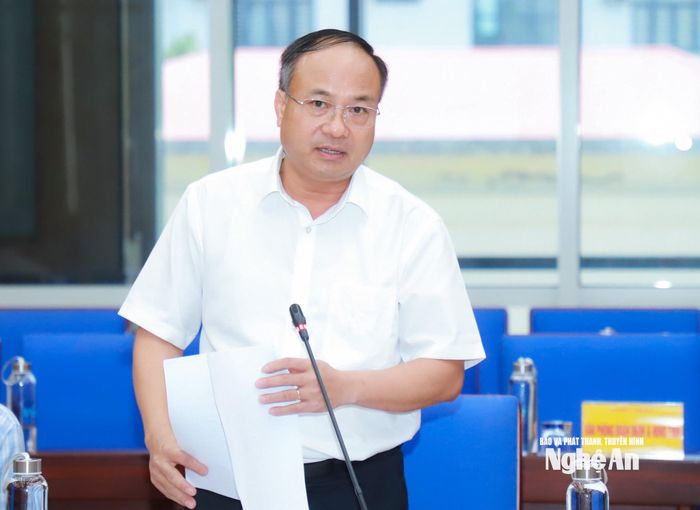 Đồng chí Nguyễn Viết Hưng - Ủy viên Ban Chấp hành Đảng bộ tỉnh, Giám đốc Sở Nội vụ trình bày dự thảo Phương án tiếp tục xây dựng, hoàn thiện tổ chức bộ máy khối chính quyền tỉnh Nghệ An. Ảnh: Thành Duy