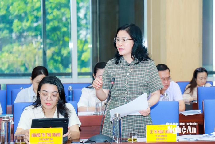 Đồng chí Lê Thị Hoài Chung - Ủy viên Ban Chấp hành Đảng bộ tỉnh, Giám đốc Sở Y tế trình bày dự thảo Đề án sắp xếp, tổ chức lại các đơn vị sự nghiệp công lập lĩnh vực y tế theo chính quyền địa phương 2 cấp. Ảnh: Thành Duy