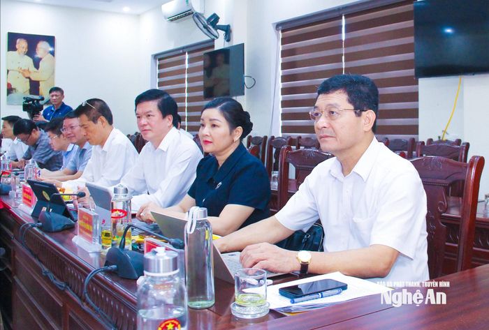 Các đồng chí Ủy viên Ban Thường vụ Tỉnh ủy tham gia hội nghị. Ảnh: Mai Hoa