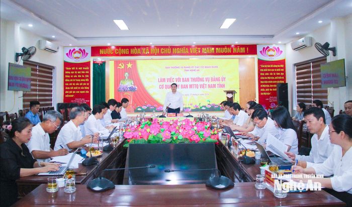 Quang cảnh cuộc làm việc Ban Chấp hành Đảng bộ Các cơ quan Đảng bộ tỉnh với Ban Thường vụ Đảng ủy cơ quan Ủy ban MTTQ tỉnh. Ảnh: Mai Hoa
