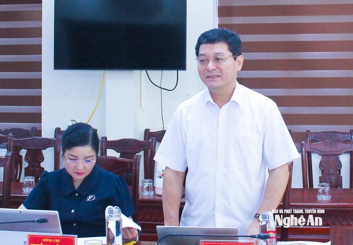 Đồng chí Phạm Trọng Hoàng - Ủy viên Ban Thường vụ Tỉnh ủy, Trưởng ban Tổ chức Tỉnh ủy, Phó Bí thư Thường trực Đảng ủy Các cơ quan Đảng tỉnh phát biểu ý kiến tại phiên họp. Ảnh: Mai Hoa