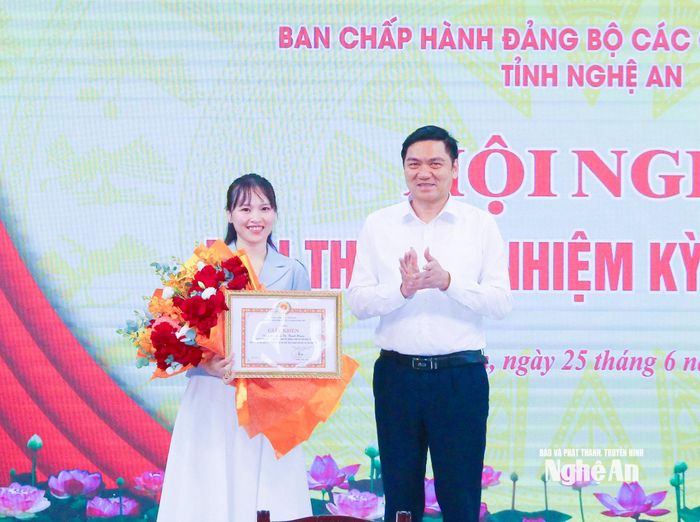 Đồng chí Hoàng Nghĩa Hiếu – Phó Bí thư Thường trực Tỉnh ủy, Chủ tịch HĐND tỉnh, Bí thư Đảng ủy Các cơ quan Đảng tỉnh trao thưởng cho đồng chí Phan Thị Thanh Huyền - Giảng viên Khoa Lý luận cơ sở, Trường Chính trị tỉnh đã đạt giải Nhất, tại Hội thi chung kết Báo cáo viên, tuyên truyền viên tỉnh giỏi năm 2026. Ảnh: Mai Hoa