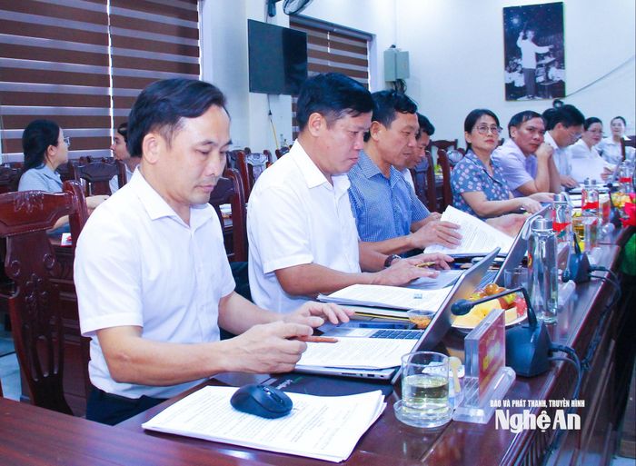 Các đại biểu tham dự phiên họp. Ảnh: Mai Hoa