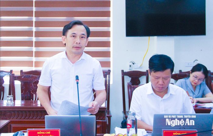Đồng chí Ngô Đình Viện - Phó Bí thư Đảng ủy các cơ quan Đảng tỉnh phát biểu ý kiến tại phiên họp. Ảnh: Mai Hoa