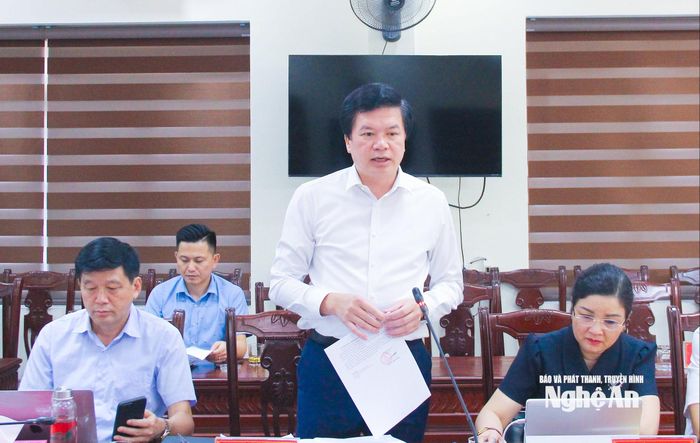 Đồng chí Nguyễn Đình Hùng – Ủy viên Ban Thường vụ Tỉnh ủy, Phó Chủ tịch Thường trực Ủy ban MTTQ Việt Nam tỉnh, Ủy viên Ban Thường vụ Đảng ủy Các cơ quan Đảng tỉnh trao đổi hoạt động của MTTQ tỉnh thời gian qua. Ảnh: Mai Hoa