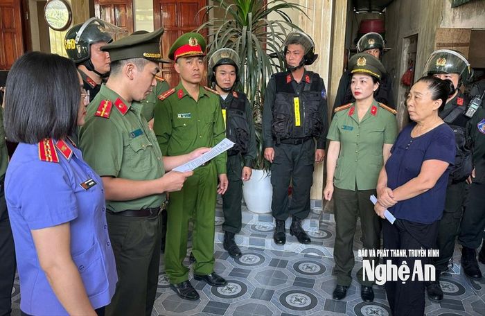 Cơ quan chức năng tỉnh Nghệ An thi hành lệnh bắt tạm giam để điều tra đối với Lê Thị Thủy.
