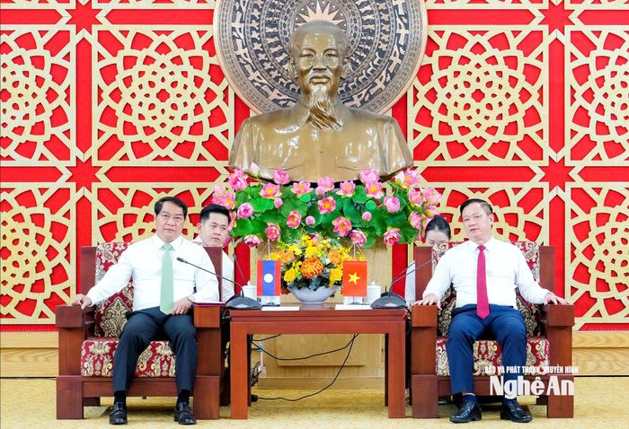Đồng chí Nguyễn Khắc Thận - Ủy viên Trung ương Đảng, Bí thư Tỉnh ủy, Trưởng đoàn ĐBQH tỉnh Nghệ An phát biểu tại buổi tiếp. Ảnh: Phạm Bằng